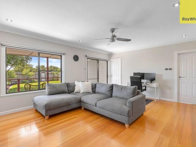 ATTRACTIVE FAMILY HOME IN AN IDEAL POSITION