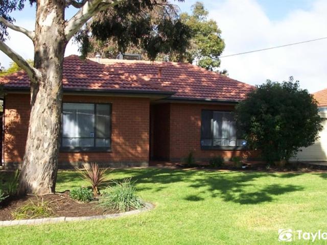 ATTRACTIVE FAMILY HOME UPDATED KITCHEN!