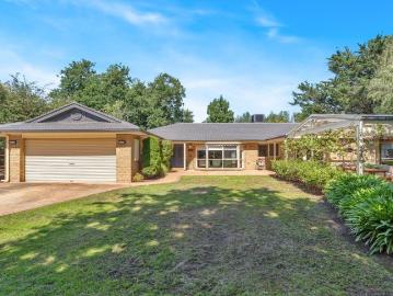 Attractive, large family home in a quiet New Gisborne court 1258 square metre block