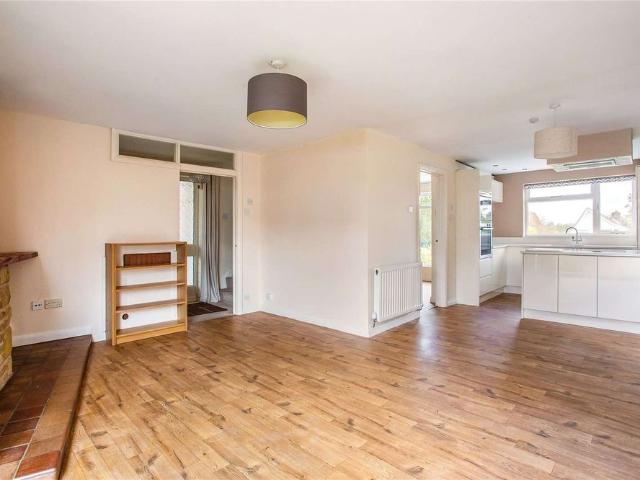 Attractive, spacious home with lovely garden on a quiet residential road in High Legh