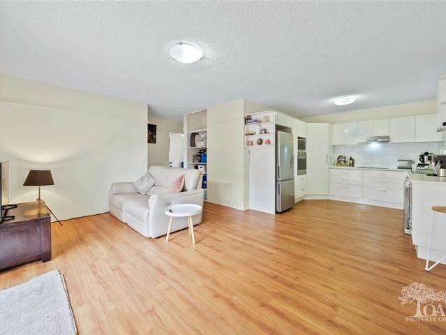 ATTRACTIVE SPACIOUS UNIT IN CONVENIENT CLAYFIELD LOCATION