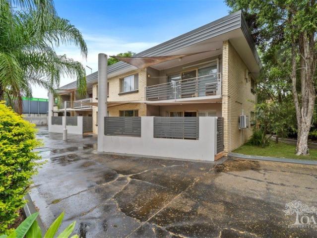 ATTRACTIVE SPACIOUS UNIT IN CONVENIENT CLAYFIELD LOCATION