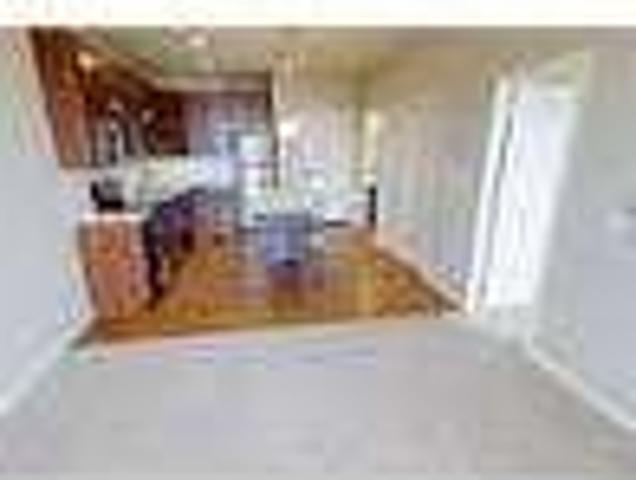 Attractive 2 bed, 2 bath. Single Car Garage!