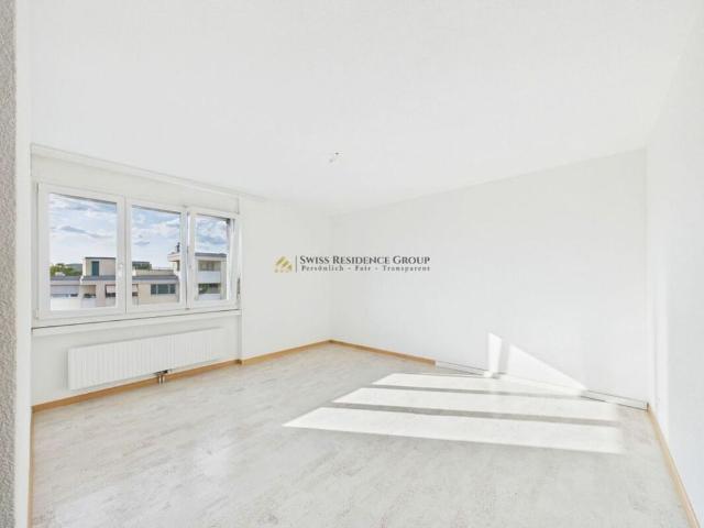 Attractive 4.5 room apartment with balcony and excellent transport links