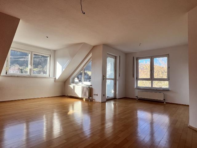 ATTRAKTIVE MAISONETTEWOHNUNG MIT TG STELLPLATZ UND STELLPLATZ