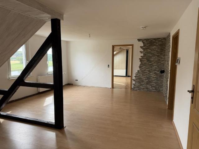 Attraktive Dachgeschoss Familienwohnung mit Balkon, Garage und Gartenbereich