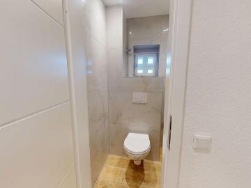 Attraktive Dachgeschosswohnung mit Süd West Loggia, Einbauküche und Stellpatz!
