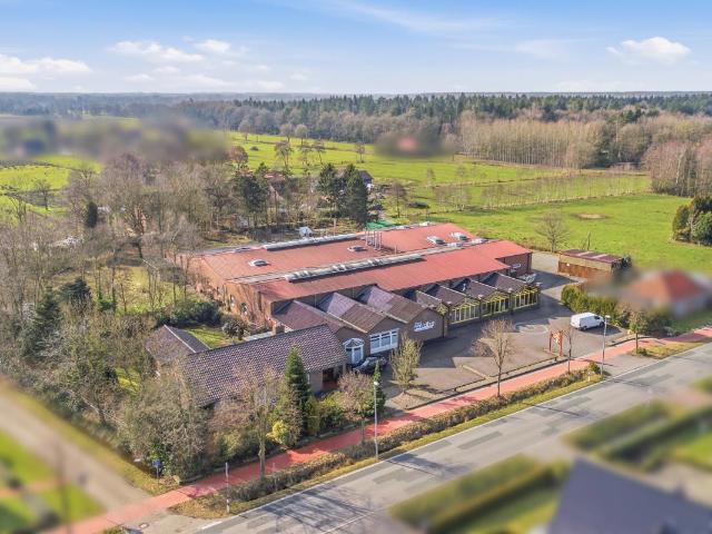 Attraktive Gewerbeimmobilie mit Büro, Hallen, Ladenfläche und vermietetem Einfamilienhaus in Berumbur!