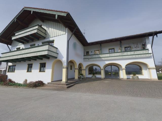 Attraktive, großzügige 3 Zimmer Mietwohnung mit Galerie und Balkon in Ainring sofort verfügbar!