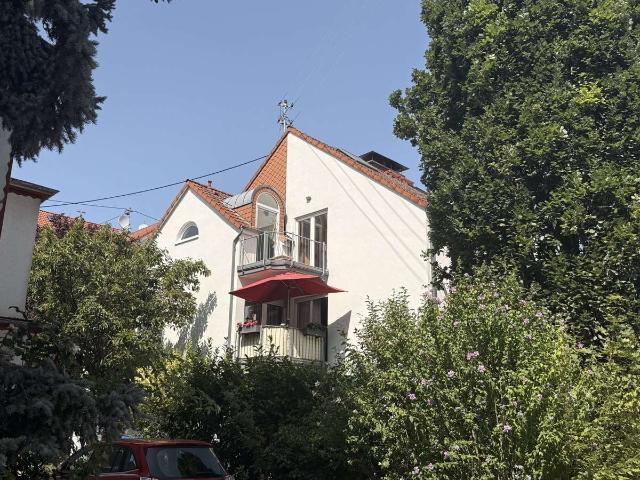 Attraktive Kapitalanlage in Frankfurt: Großzügige 3 Zimmer Wohnung mit zwei Balkonen & Stellplat