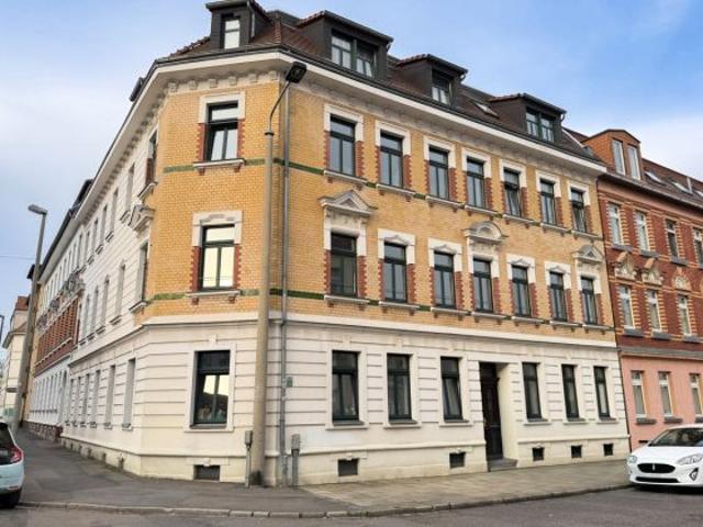 Attraktive Kapitalanlage: Vermietete 2 Zimmer Dachgeschosswohnung im denkmalgeschützten Altbau