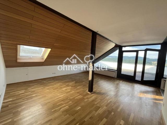 Attraktive, renovierte 3 Zi. Dachgeschosswohnung mit neuer EBK und großer Terrasse und Panoramablick