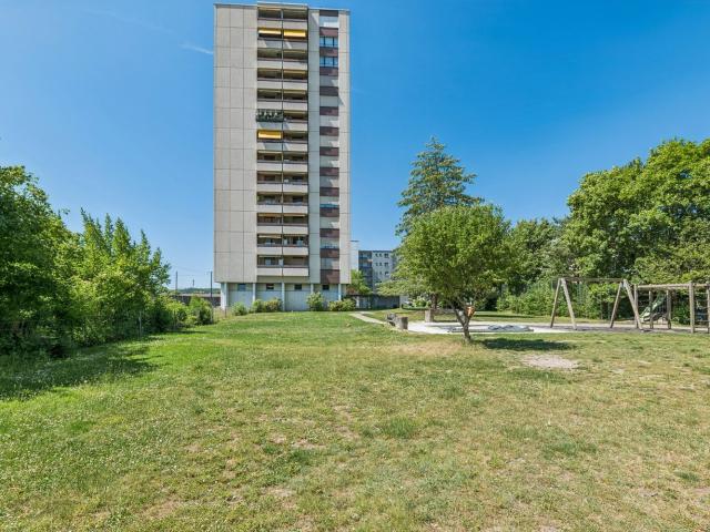 Attraktive und renovierte 4.5 Zimmerwohnung mit Aussicht, Lift & Tiefgarage