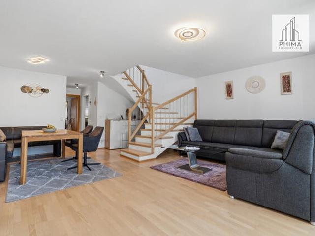 Attraktive Wohnung mit Reihenhauscharakter – großzügiges Wohnzimmer, Terrasse & Balkon