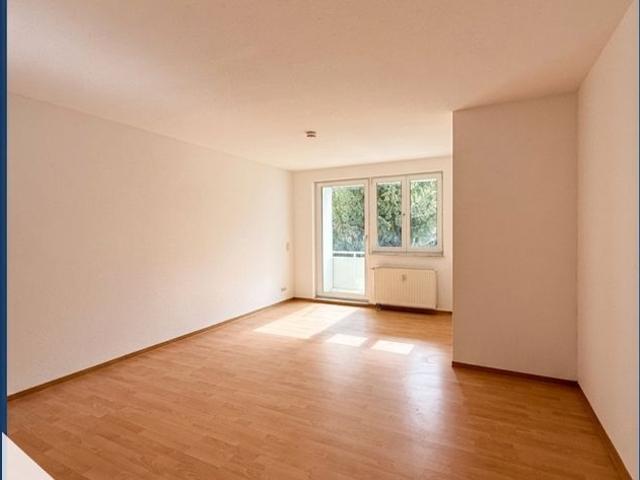 Attraktive Wohnung mit 2 Zimmern, neuer Einbauküche, Balkon & Stellplatz!