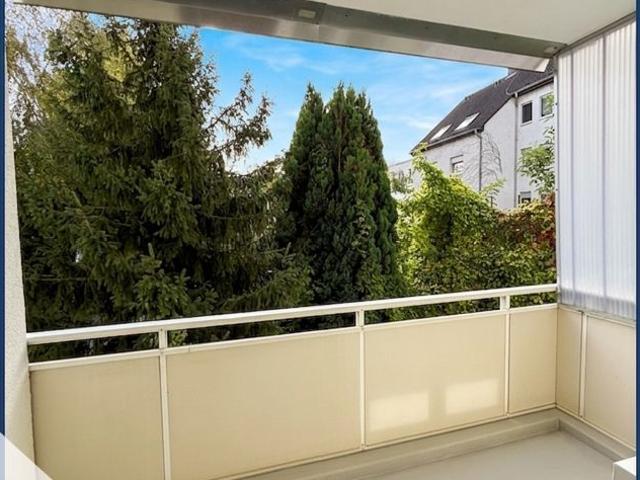 Attraktive Wohnung mit 2 Zimmern, neuer Einbauküche, Balkon & Stellplatz!