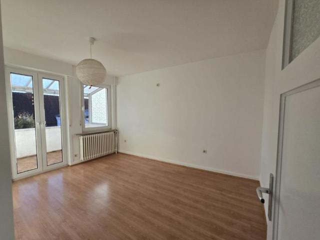 Attraktive 2,5 Zi. Wohnung mit Balkon + Wintergarten mit tollem Ausblick