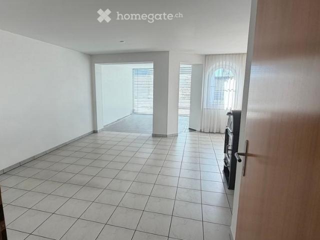 Attraktive 2.5 Zimmer Einliegerwohnung mit Gartensitzplatz, eigener Waschküche und Weitsicht