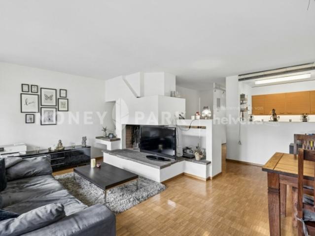 Attraktive 2.5 Zimmer Wohnung mit Cheminée und Balkon
