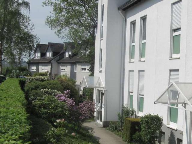 Attraktive 2 Zi. Whg mit großem Balkon in gepflegtem MFH