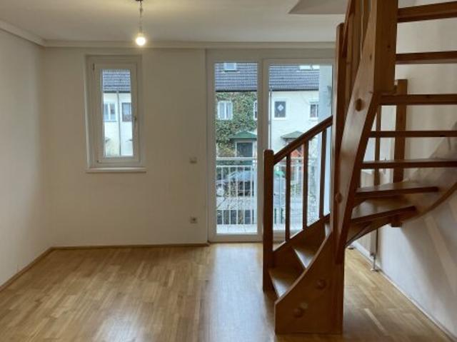 Attraktive 2 Zimmer Maisonette Wohnung mit zwei Balkonen