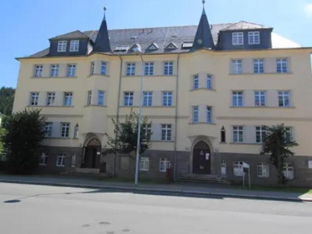 Attraktive 2 Zimmer Dachgeschoss Wohnung in Elsterberg mit Einbauküche