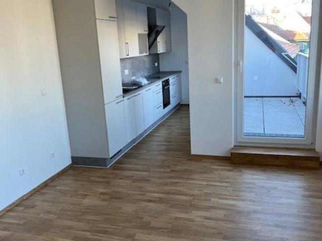 Attraktive 2 Zimmer Dachgeschosswohnung mit Terrasse nahe U1