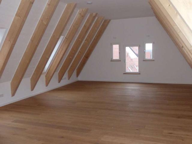 Attraktive 2 Zimmer Dachgeschosswohnung mit Wohnküche und Badewanne