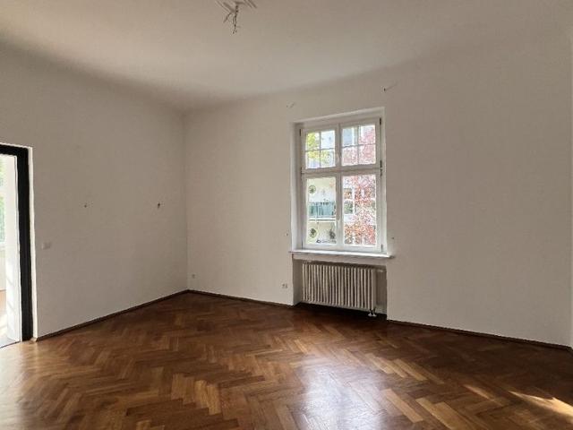 Attraktive 2 Zimmer Erdgeschosswohnung mit großzügiger Wohnfläche und Wintergarten