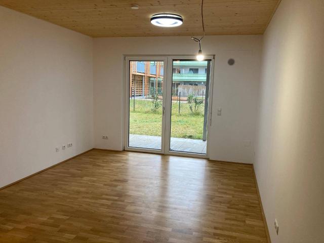 Attraktive 2 Zimmer Erdgeschosswohnung mit großem, eigenem Garten und Terrasse, Nähe Citypark