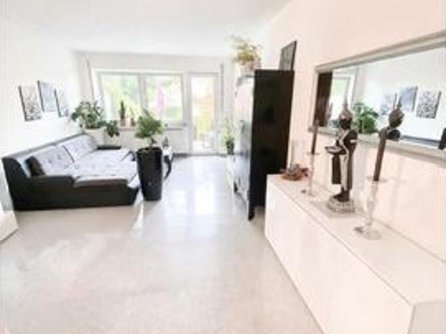 Attraktive 2 Zimmer Wohnung auf Erbpacht mit Terrasse und Tiefgaragenstellplatz inklusive
