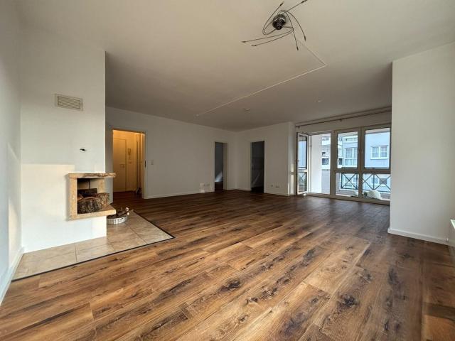Attraktive 2 Zimmer Wohnung mit Balkon, Kamin und optionaler Garage