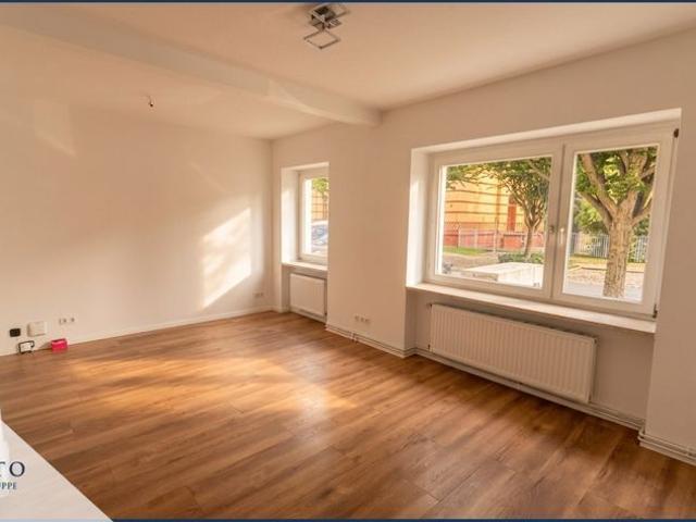 Attraktive 2 Zimmer Wohnung mit ca. 60,50 m² Neuer Einbauküche und Balkon zum Garten