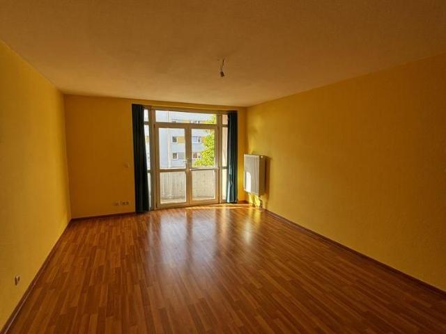 Attraktive 2 Zimmer Wohnung mit EBK, Südbalkon und Aufzug sowie optionalen TG Stellplatz