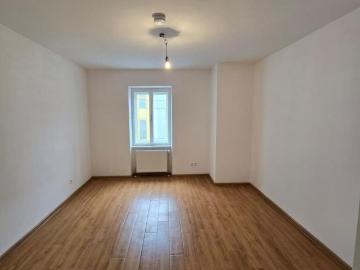 Attraktive 2 Zimmerwohnung inkl. Küche und Abstellraum im Zentrum Top 4