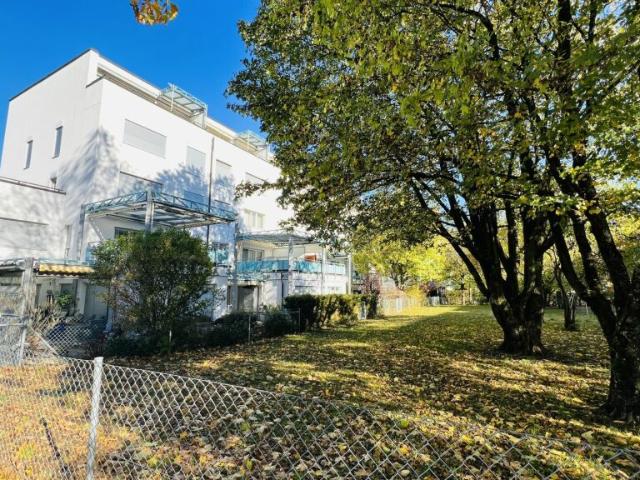 Attraktive 2 Zimmerwohnung mit Lift, Tiefgaragenplätzen und mehr in Aesch Ideal für Investoren und Singles