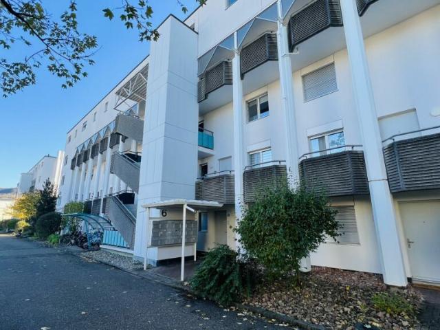 Attraktive 2 Zimmerwohnung mit Lift, Tiefgaragenplätzen und mehr in Aesch Ideal für Investoren und Singles