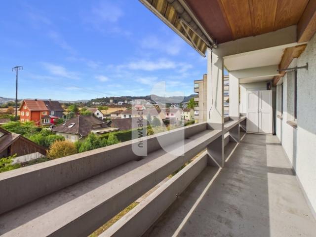 3.5 Zimmer Wohnung in Rheinnähe mit 15 m² Balkon, Lift und Weitblick