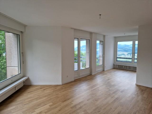 Attraktive 3.5 Zimmer Wohnung mit Balkon im 6. OG
