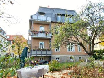 Attraktive 3 Zi.Wohnung mit Balkon, Fußbodenheizung und Parkettboden !