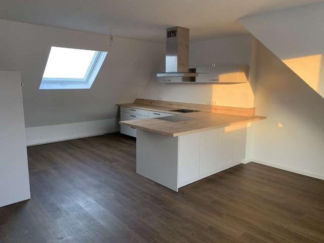 Attraktive 3 Zimmer Dachgeschosswohnung mit Einbauküche und Klimaanlage