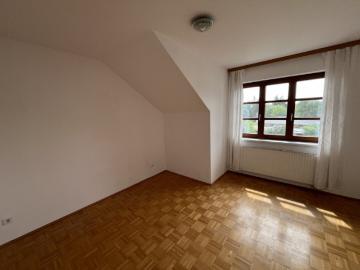 Attraktive 3 Zimmer Wohnung mit Kamin, sonniger Süd West Loggia und KFZ Abstellplatz in zentraler Lage von Vöcklabruck / Poschenhof