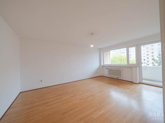 Attraktive 3 Zimmer Wohnung mit Loggia, Aufzug & Stellplatz im Münchner Norden