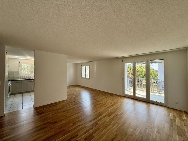 Attraktive 4.5 Zimmerwohnung mit Balkon im 1. Obergeschoss