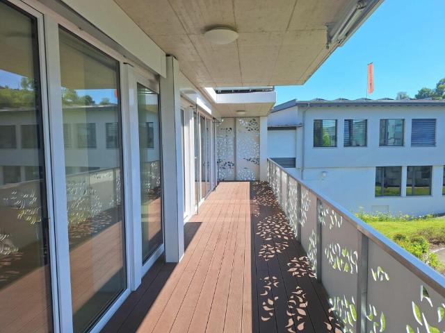 Attraktive 4.5 Zimmerwohnung mit grossem Balkon in Seenähe!
