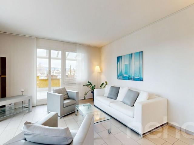 Attraktive 4.5 Zimmer Attikawohnung mit sonnenverwöhnter Terrasse