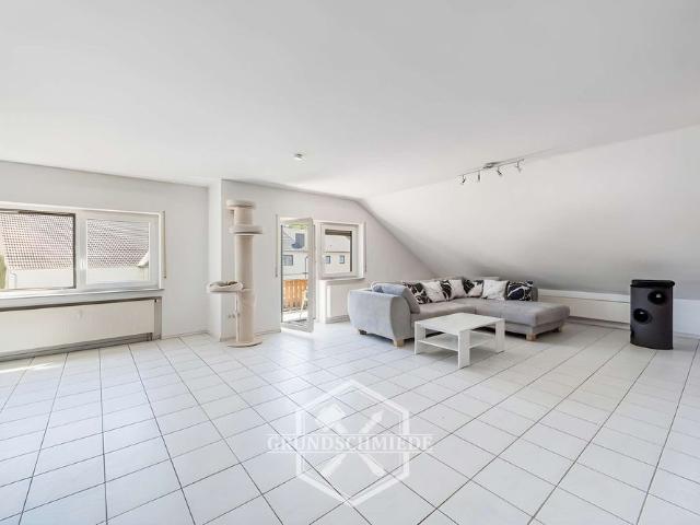 Attraktive 4,5 Zimmer Dachgeschosswohnung mit Balkon, Garage und großem Garten