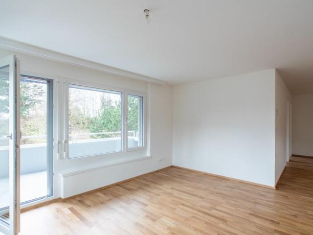 Attraktive 4.5 Zimmer Wohnung an sonniger Lage mit separatem Büro