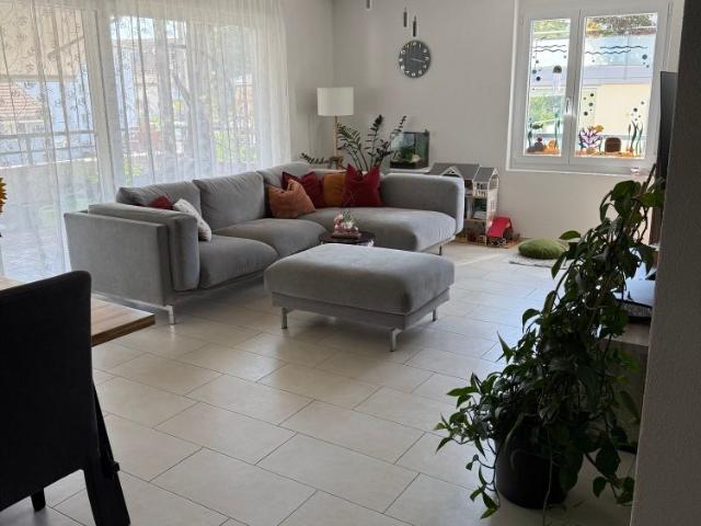 Attraktive 4.5 Zimmer Wohnung mit Balkon an ruhiger Lage