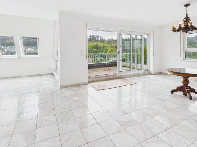 Attraktive 4 Zimmer Eigentumswohnung mit Fernblick, Balkon und drei Pkw Stellplätzen